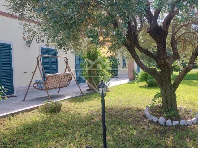 Villa Indipendente in affitto a Marina di Massa, Marina Di Massa