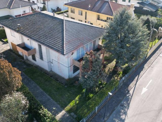 Villa Indipendente in vendita a Abano Terme Bagni, Veneto