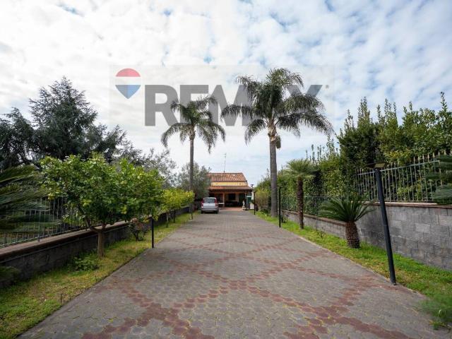 Villa Indipendente in vendita a Aci Sant'antonio, Sicilia