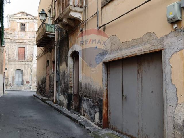 Villa Indipendente in vendita a Adrano, Catania