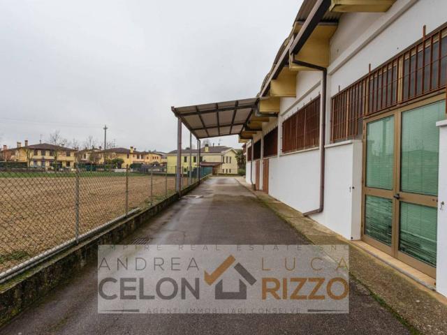 Locale Commerciale in vendita a Agna, Veneto