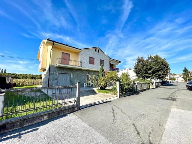 Villa Indipendente in vendita a Alba, Cuneo