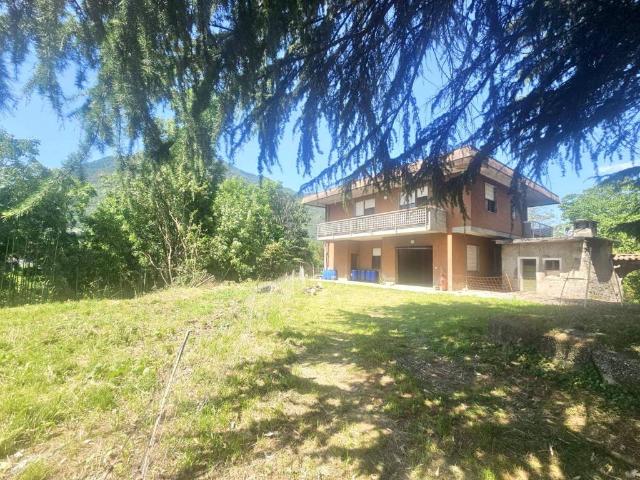 Villa Indipendente in vendita a Albino, Lombardia