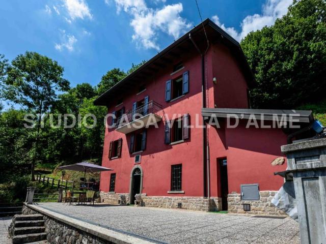Villa Indipendente in vendita a Almenno San Salvatore, Lombardia