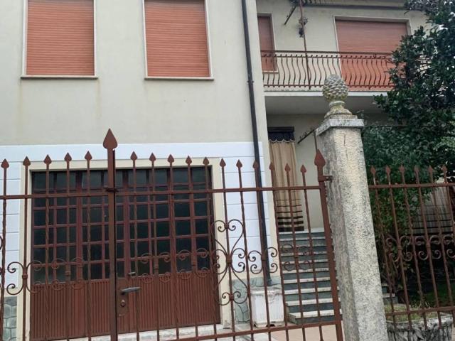Villa Indipendente in vendita a Alta Val Tidone, Romagnese