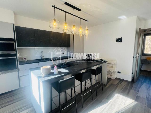 Villa Indipendente in vendita a Pellio Inferiore, Como