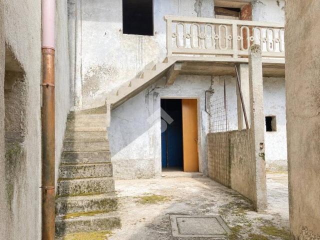 Villa Indipendente in vendita a Borç de Mufe, Amaro / Damâr