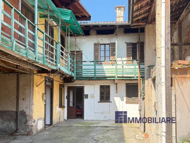 Villa Indipendente in vendita a Angera, Lombardia
