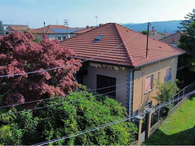Villa Indipendente in vendita a Angera, Lombardia