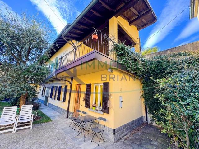 Villa Indipendente in vendita a Angera, Lombardia