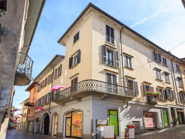 Villa Indipendente in vendita a Arona, Novara