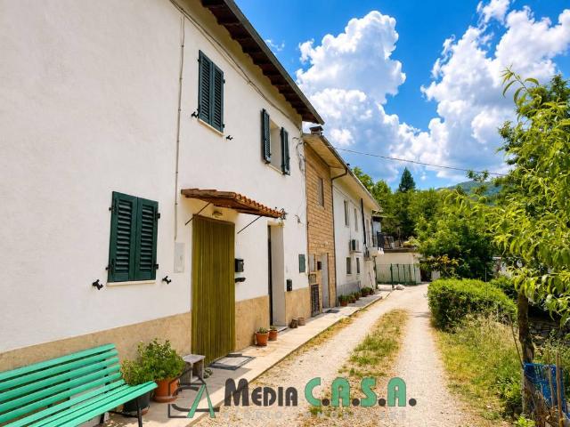 Villa Indipendente in vendita a Mozzano, Marche