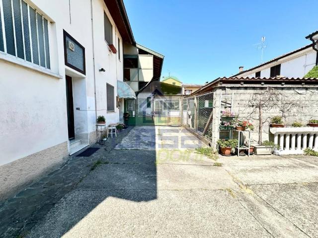 Villa Indipendente in vendita a Azzanello, Lombardia