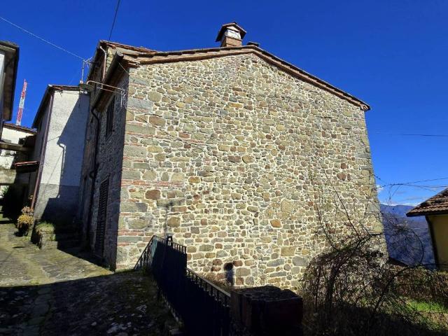 Villa Indipendente in vendita a Unione dei comuni Media Valle del Serchio, Ponte A Serraglio