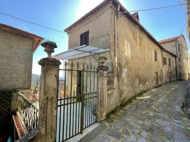 Villa Indipendente in vendita a Unione dei comuni Media Valle del Serchio, Montefegatesi