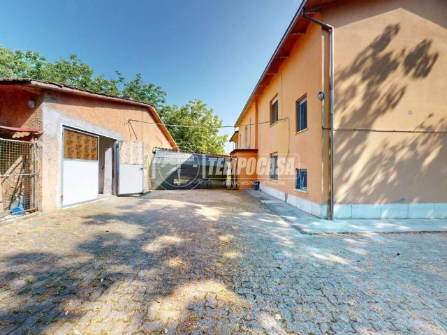 Villa Indipendente in vendita a Terra di Mezzo, Re