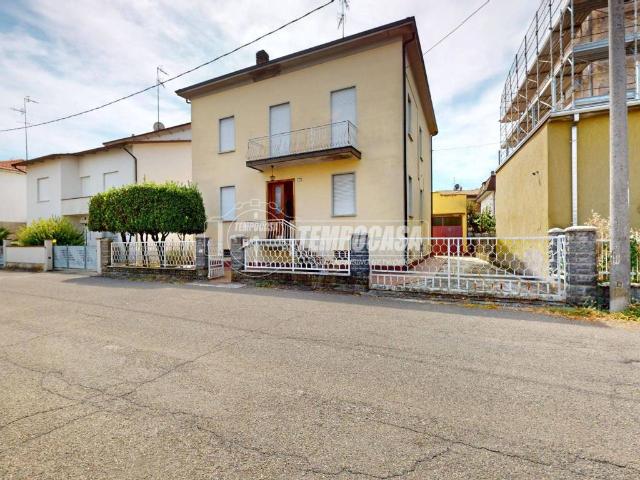 Villa Indipendente in vendita a Terra di Mezzo, Re