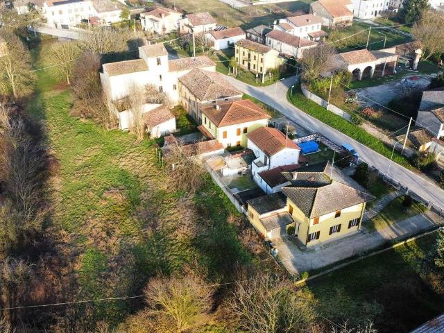 Villa Indipendente in vendita a Bagnolo San Vito, Lombardia