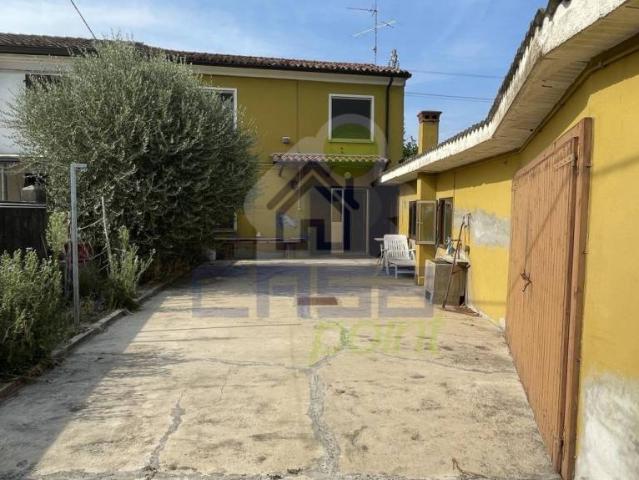 Villa Indipendente in vendita a Viadana, Lombardia