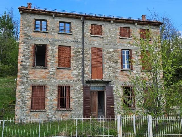 Villa Indipendente in vendita a Bardi, Reggio Emilia