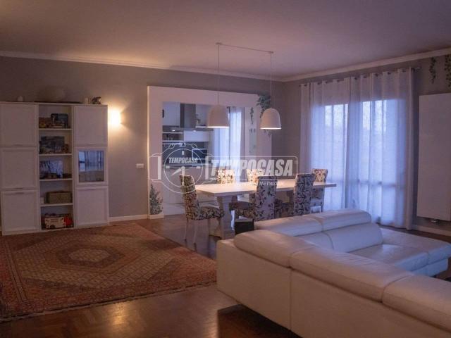 Villa Indipendente in vendita a Bareggio, Lombardia