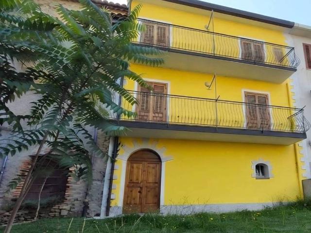Villa Indipendente in vendita a Basciano, Abruzzo
