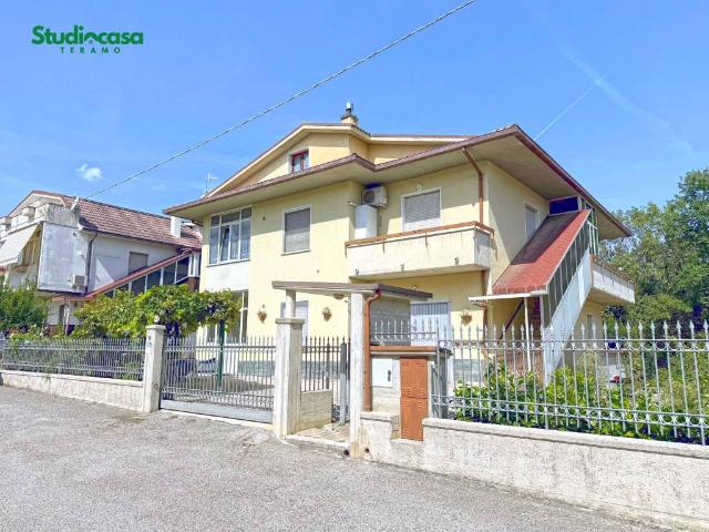 Villa Indipendente in vendita a Basciano, Abruzzo