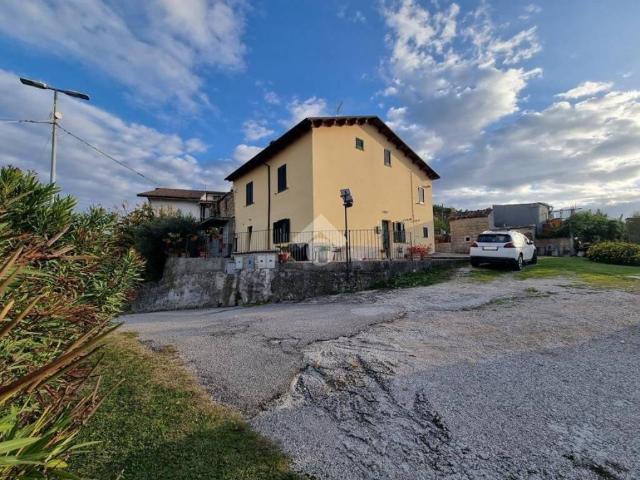 Villa Schiera in vendita a Basciano, Abruzzo