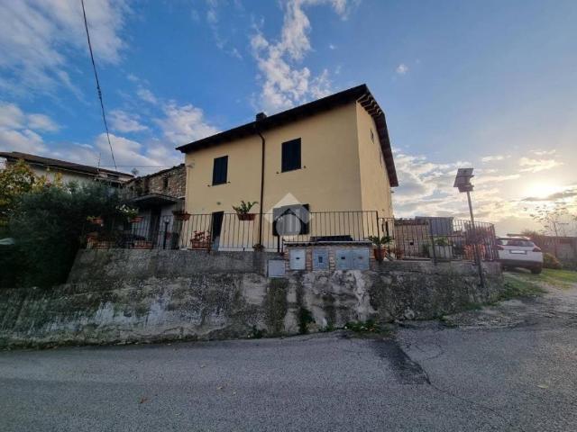 Villa Schiera in vendita a Basciano, Abruzzo