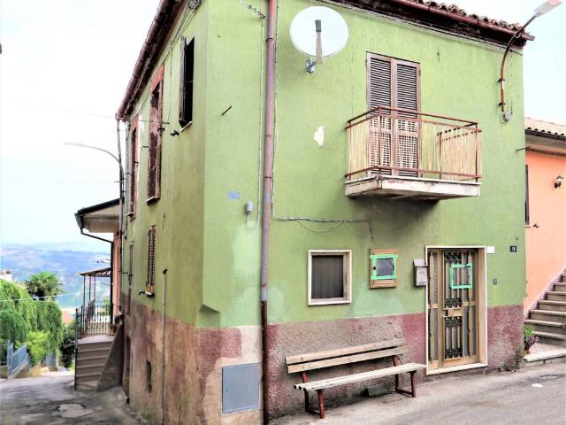 Villa Indipendente in vendita a Basciano, Abruzzo