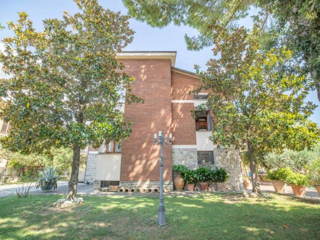 Villa Indipendente in vendita a Bastia Umbra, Umbria