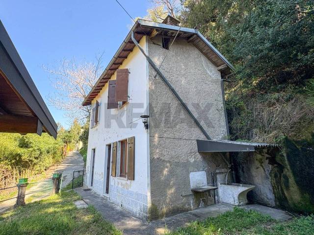 Villa Indipendente in vendita a Comunità Montana del Piambello, Besano