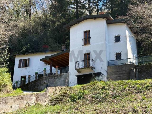 Villa Indipendente in vendita a Comunità Montana del Piambello, Besano