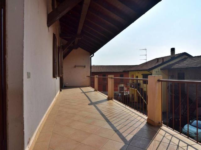 Villa Indipendente in vendita a Biandronno, Lombardia