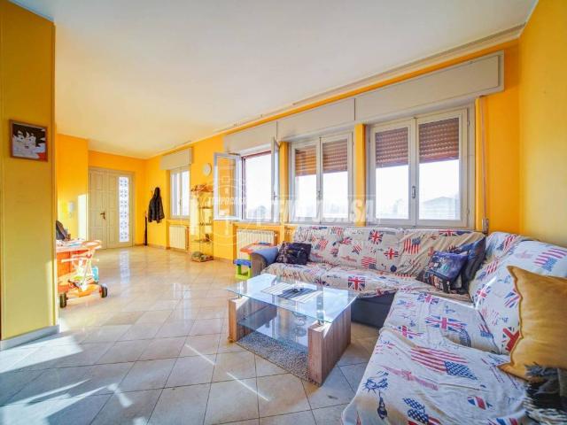 Villa Indipendente in vendita a Biandronno, Lombardia