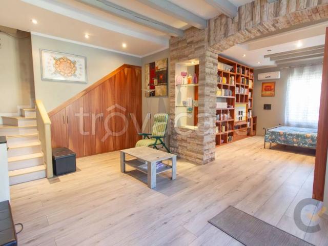Villa Indipendente in vendita a Biandronno, Lombardia