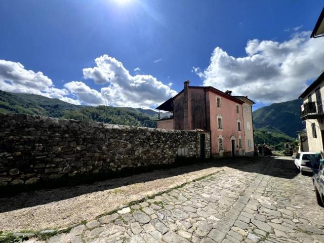 Villa Indipendente in vendita a Unione dei comuni Media Valle del Serchio, Borgo A Mozzano