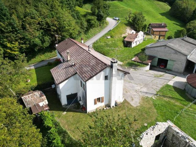 Villa Indipendente in vendita a Borgo Valbelluna, Stabie