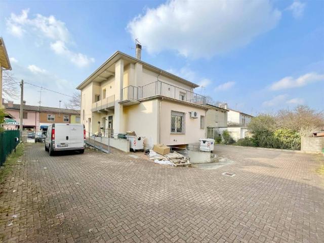 Locale Commerciale in vendita a Borgo Virgilio, Cerese