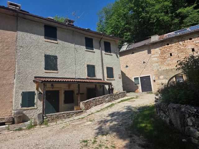 Villa Indipendente in vendita a Bosco Chiesanuova, Veneto