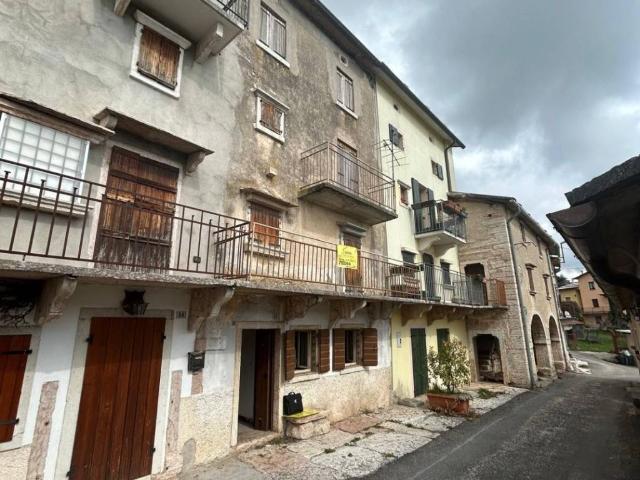 Villa Indipendente in vendita a Bosco Chiesanuova, Veneto