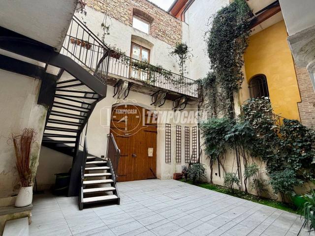 Palazzo in vendita a Zona Centro, Brescia