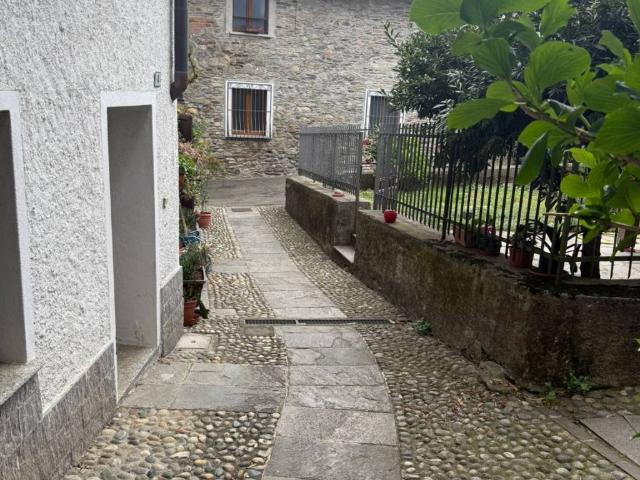 Villa Indipendente in vendita a Comunità Montana Valli del Verbano, Brissago Valtravaglia