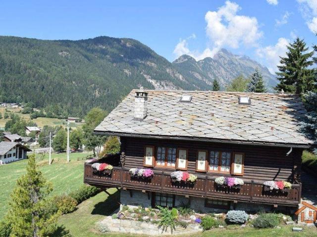 Villa Indipendente in vendita a Brusson, Aosta