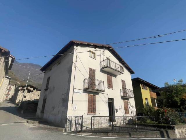 Villa Indipendente in vendita a Buglio In Monte, Lombardia