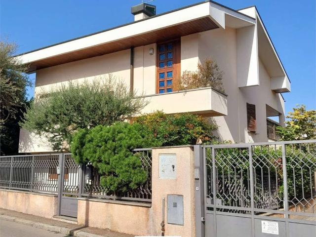 Villa Indipendente in vendita a Sacconago, Busto Arsizio