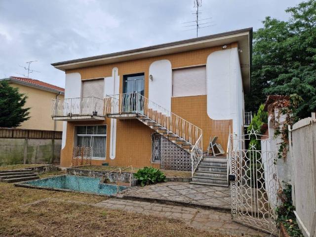 Villa Indipendente in vendita a Santi Apostoli, Busto Arsizio