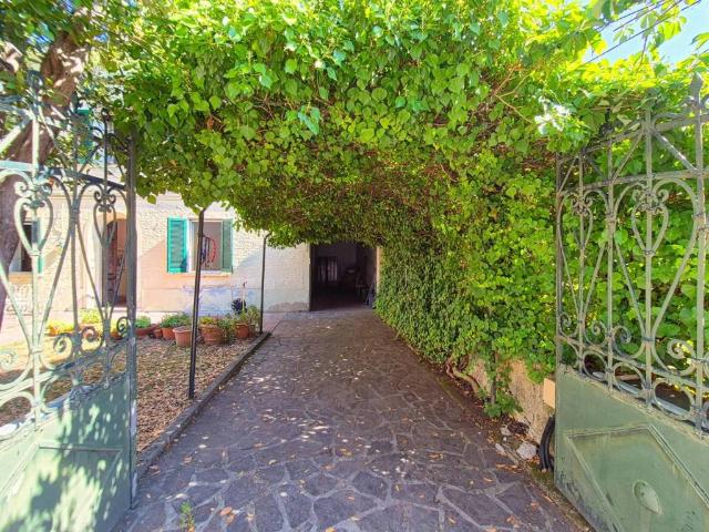 Villa Indipendente in vendita a Cascine di Buti, Buti