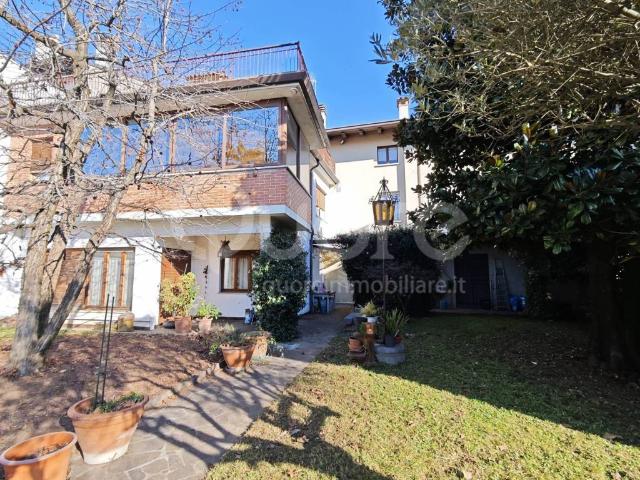 Villa Indipendente in vendita a Buttrio, Friuli-Venezia Giulia