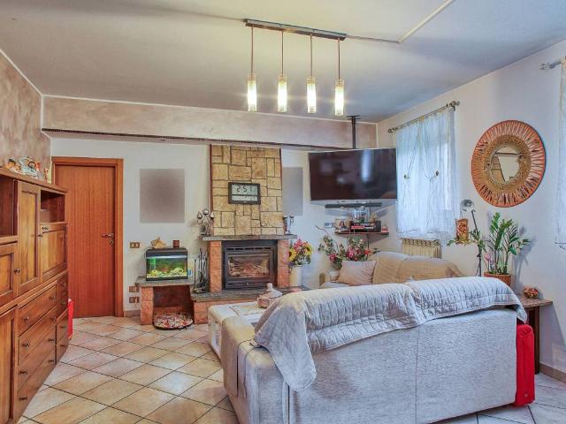 Villa Indipendente in vendita a Comunità Montana del Piambello, Cadegliano